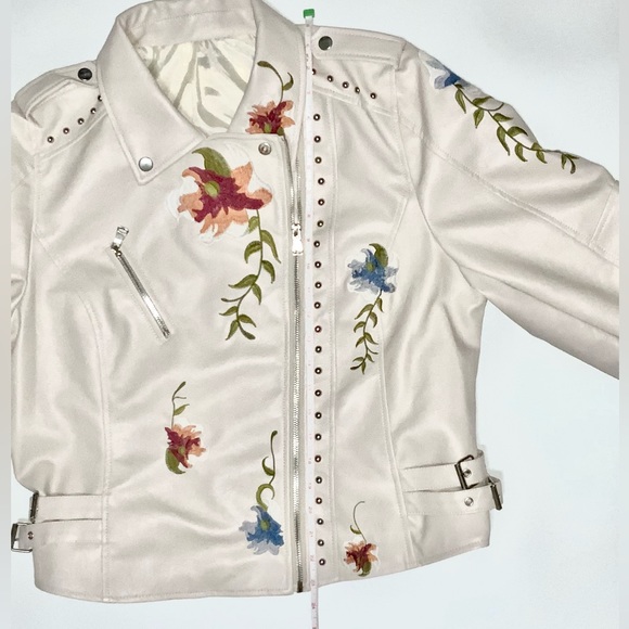 Jacket Embroidery detail studded, Front zipper. Boho Cream M/L Vegan Leather - Picture 10 of 13
